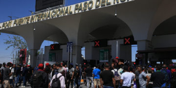 Rumores provocan que migrantes intenten cruzar frontera entre México y EEUU