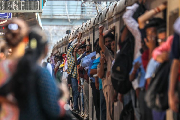 Personas viajan en tren desde la estación de Boriwali en Bombay, India, el 20 de abril de 2023. EFE/Divyakant Solanki