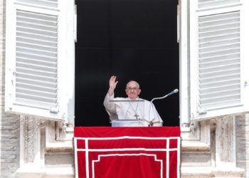El papa viaja a Hungría «centro de una Europa donde soplan vientos de guerra»