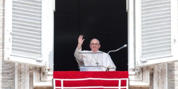 El papa viaja a Hungría «centro de una Europa donde soplan vientos de guerra»