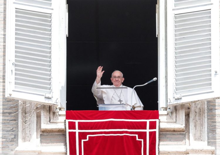 El papa Francisco saluda, tras el rezo del Regina Coeli, a los fieles congregados en la plaza de San Pedro. EFE/EPA/GIUSEPPE LAMI