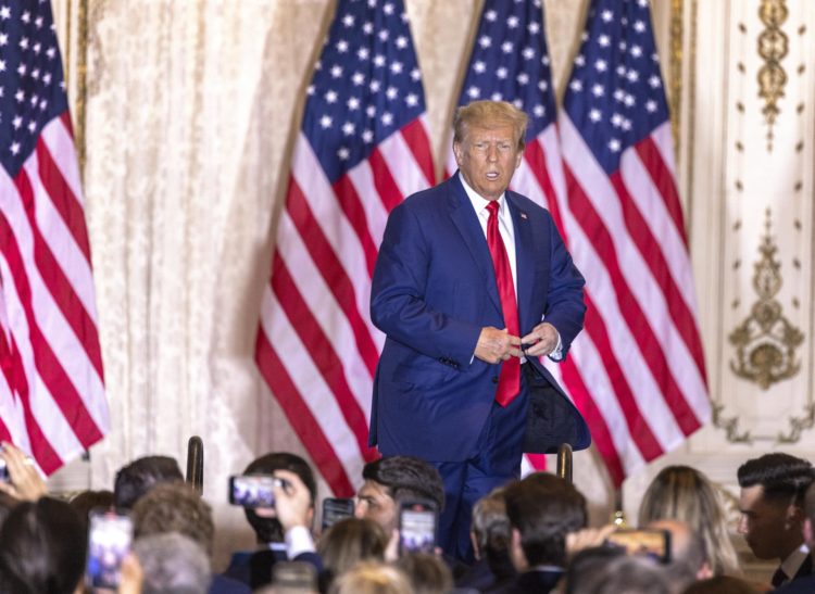 El expresidente de Estados Unidos Donald Trump durante su comparecencia en Mar-a-Lago, Palm Beach, Florida (EE.UU.), este 4 de abril de 2023. EFE/EPA/Cristóbal Herrera-Ulashkevich