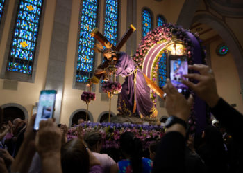 Caraqueños salen a las calles para acompañar al Nazareno de San Pablo