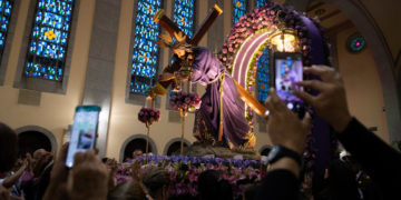 Caraqueños salen a las calles para acompañar al Nazareno de San Pablo