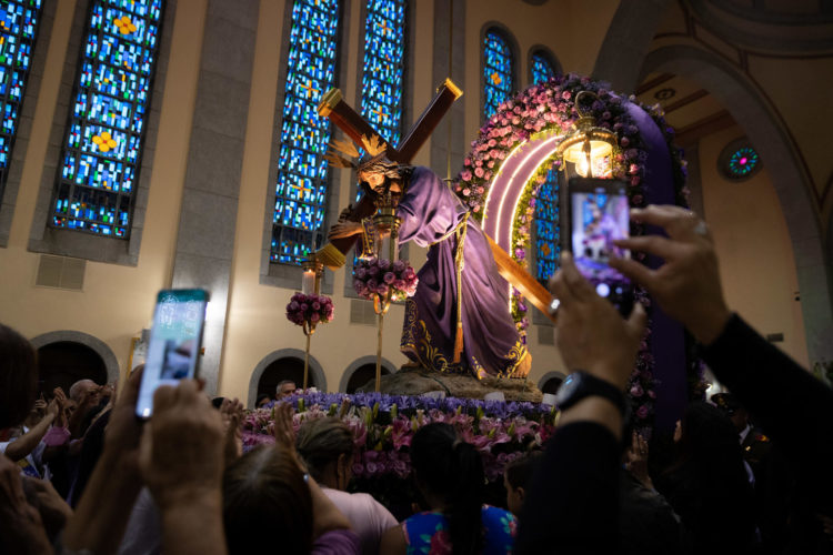 La figura del Nazareno fue registrada este miércoles, 5 de abril, durante una procesión en los alrededores de la Catedral de Nuestra Señora del Carmen, en Maturín (Venezuela). EFE/Rayner Peña