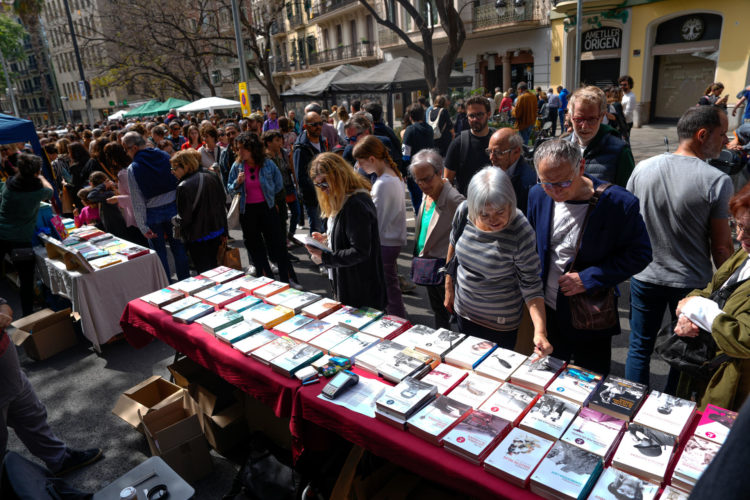 Ambiente en Las Ramblas en Barcelona durante la celebración del Día del Libro. EFE/Alejandro García