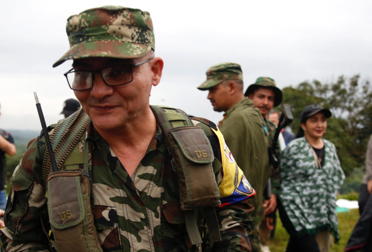 Alias "Iván Mordisco", comandante general de la disidencia de las FARC, llega a Casa Roja donde los comandantes del Estado Mayor Central, la principal disidencia de la guerrilla, se reúnen este fin de semana para presentar una postura común ante el país y el Gobierno, hoy en San Vicente del Caguán (Colombia). EFE/Ernesto Guzmán