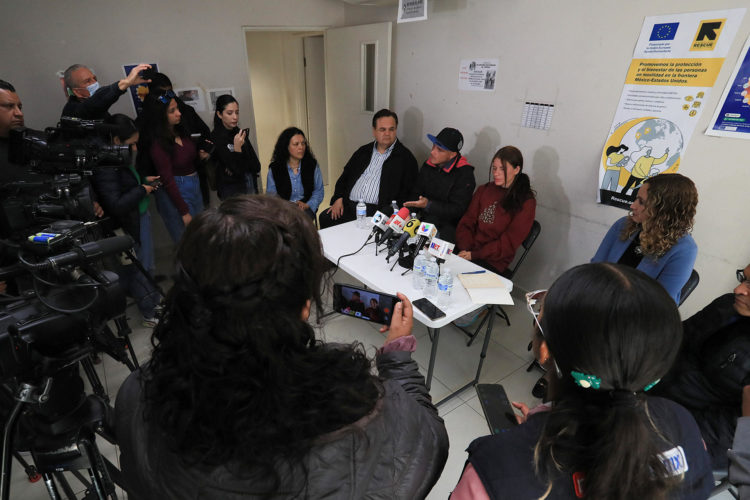 Migrantes venezolanos y activistas participaron en una rueda de prensa el 5 de abril de 2023, en Ciudad Juárez, Chihuahua (México). EFE/Luis Torres