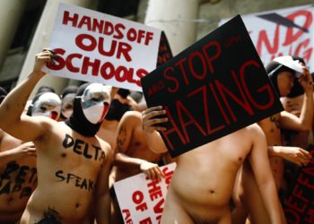 Estudiantes protestan desnudos en Filipinas contras las novatadas violentas