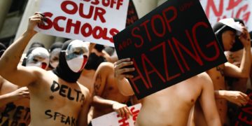 Estudiantes protestan desnudos en Filipinas contras las novatadas violentas