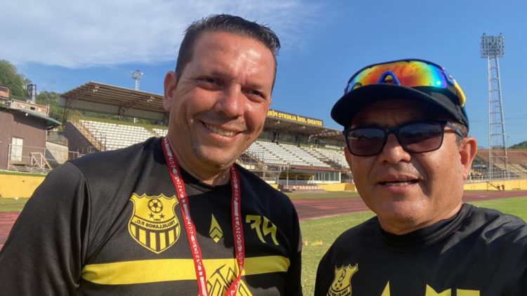 Basco Bracamonte junto a Vladimir Duarte, gran llave en el amarillo y marrón.