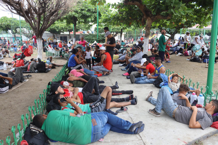 Migrantes toman un descanso en una plaza pública del municipio de Huehuetán, hoy en el estado de Chiapas (México). EFE/Juan Manuel Blanco