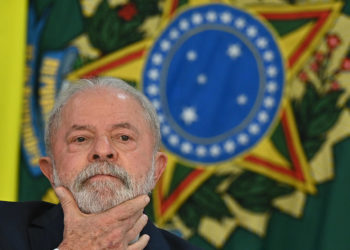 Lula atribuye violencia en escuelas a internet y la «industria de dar tiros»