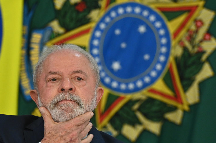 El presidente de Brasil, Luiz Inácio Lula da Silva, participa en una reunión en el Palacio del Planalto, en Brasilia (Brasil). EFE/ Andre Borges