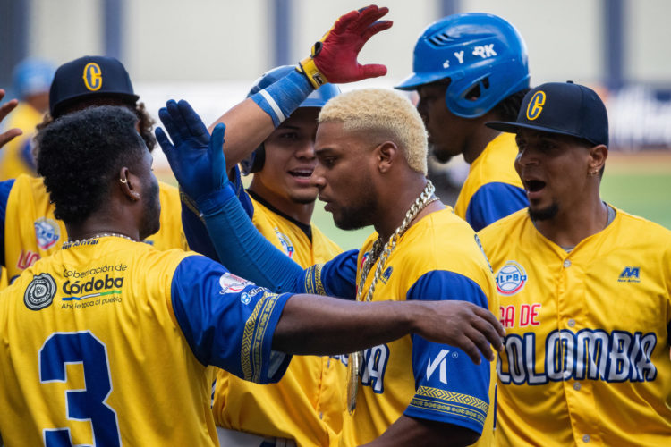 Los jugadores de Colombia celebran un honrón durante la Serie del Caribe 2023. EFE/ Rayner Peña R.