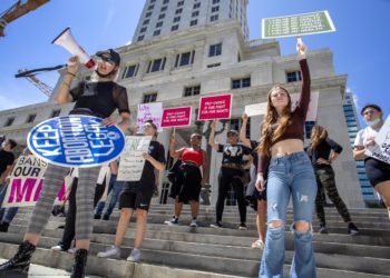 Legisladores de Florida aprueban limitar el aborto a seis semanas de embarazo