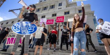 Legisladores de Florida aprueban limitar el aborto a seis semanas de embarazo