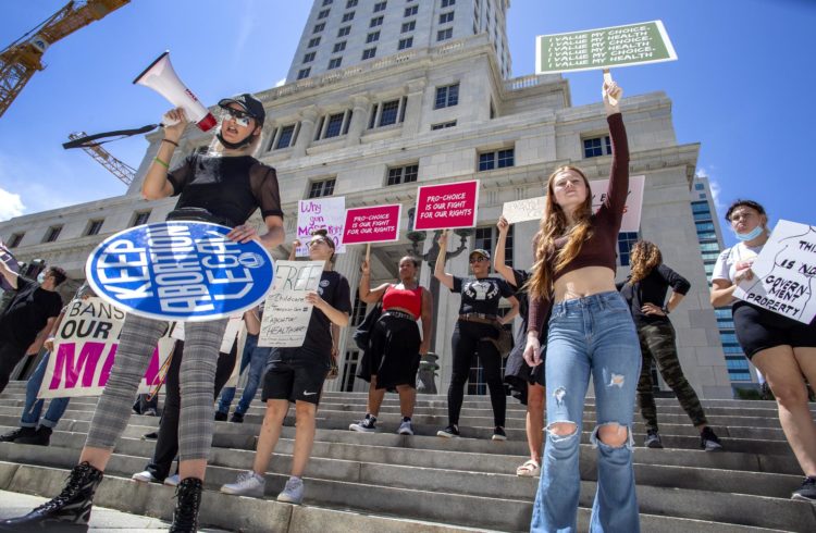 Activistas por el derecho al aborto protestan frente al juzgado del condado de Miami-Dade, en Miami, Florida (EE.UU.), en una fotografía de archivo. EFE/Cristóbal Herrera-Ulashkevich