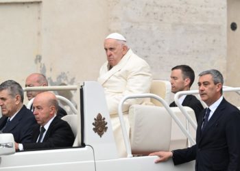 El papa preside el Domingo de Ramos tras su hospitalización