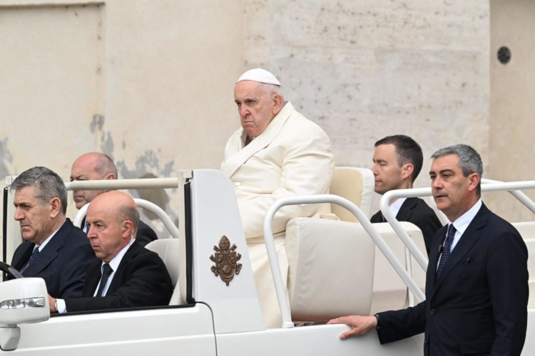 El papa reaparece en la plaza de San Pedro tras su alta hospitalaria. EFE/EPA/CLAUDIO PERI