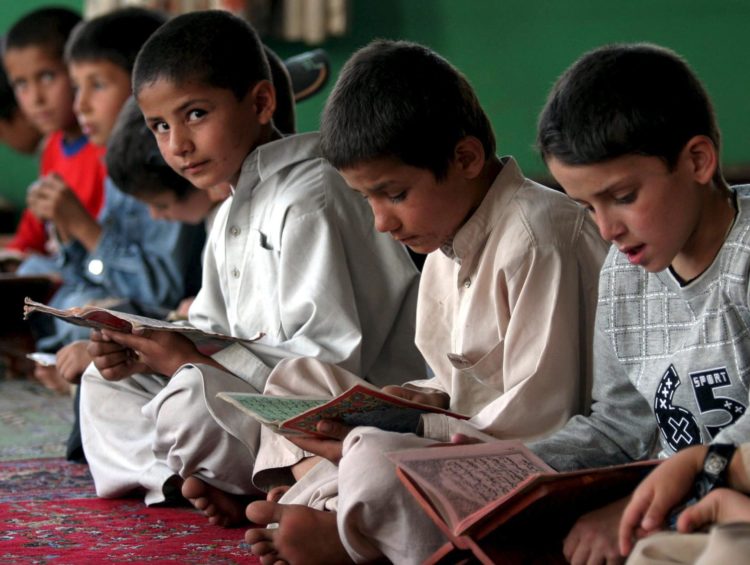 Imagen de archivo de niños afganos leyendo el Corán en un colegio religioso de Kabul, Afganistán. EFE/Syed Jan Sabawoon