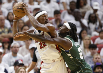 Jimmy Butler dinamita la NBA