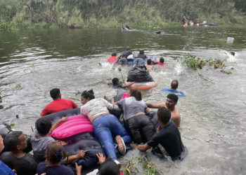 Cientos de migrantes se lanzan al río Bravo pese a aviso de agentes mexicanos