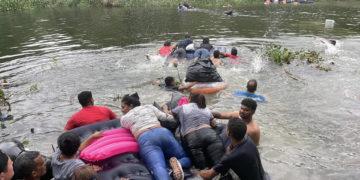 Cientos de migrantes se lanzan al río Bravo pese a aviso de agentes mexicanos