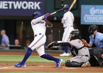 Adolis García deslumbra en la paliza de los Rangers ante los Atléticos