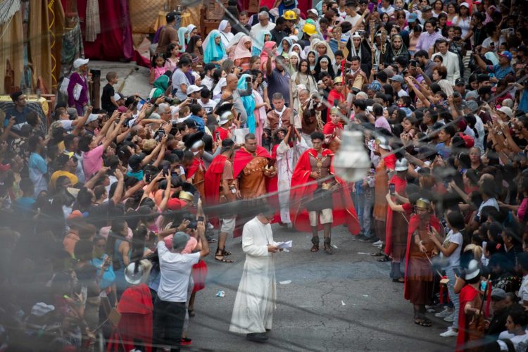Feligreses participan del viacrucis, en Petare, Caracas (Venezuela). EFE/Rayner Peña R.