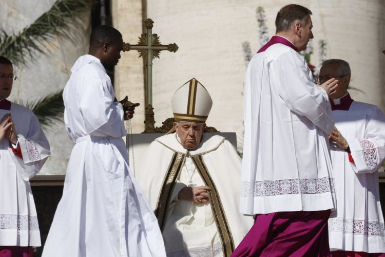 El papa Francisco durante la celebración del Domingo de Resurrección en el Vaticano. EFE/EPA/FABIO FRUSTACI