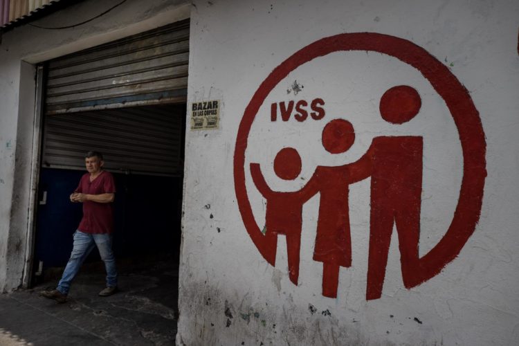 Fotografía del 16 de abril del 2023 donde se observa una sede del Instituto Venezolano de los Seguros Sociales (IVSS), en Caracas (Venezuela). EFE/ Miguel Gutiérrez