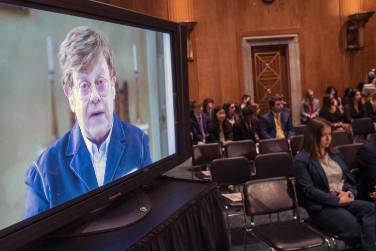 Elton John pide ante el Senado de EE.UU. «pisar el acelerador» frente al sida