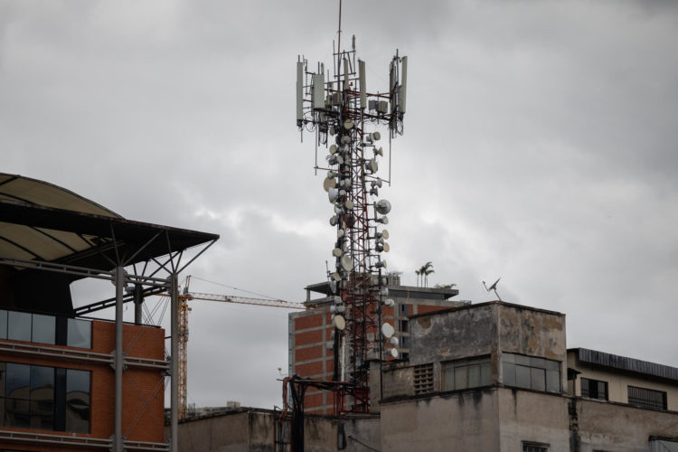 Fotografía de una antena de radio en Caracas (Venezuela), en una fotografía de archivo. EFE/Rayner Peña R.