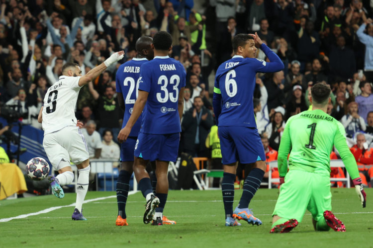 El delantero francés del Real Madrid Karim Benzema (i) celebra tras marcar el 1-0 durante el encuentro de ida de cuartos de final de Liga de Campeones entre Real Madrid y Chelsea, este miércoles en el Estadio Santiago Bernabéu, en Madrid. EFE/ Kiko Huesca