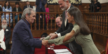 Cadenas recoge el Cervantes y aboga por defender la democracia