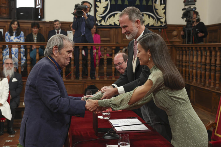 El rey de España Felipe VI (2d) y la reina Letizia (d) felicitan al escritor Rafael Cadenas (i) durante el acto. EFE/ Ballesteros POOL