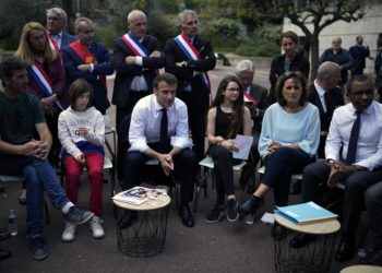 Las protestas siguen a Macron en su segundo viaje para reconectar con los ciudadanos