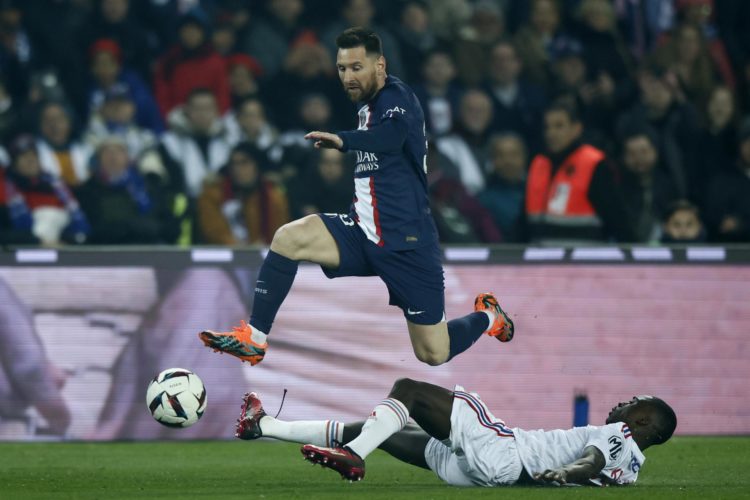 Lionel Messi durante el partido que su equipo, el PSG, disputó ante el Olympique de Lyon en la última jornada de la liga francesa. EFE/EPA/YOAN VALAT