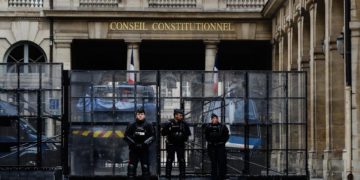 Los sindicatos franceses prometen combatividad social y el Gobierno busca apaciguar la situación