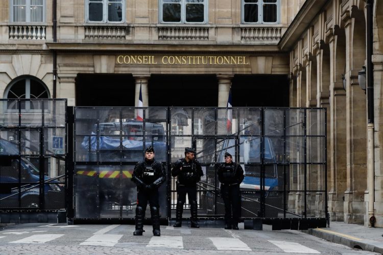 Agentes de la Gendarmería vigilan este viernes la entrada del Consejo Constitucional que hoy debe censurar total o parcialmente la polémica reforma de pensiones del Gobierno de Emmanuel Macron. EFE/EPA/TERESA SUAREZ