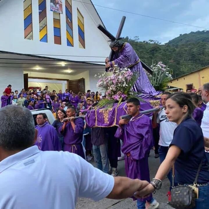 Habitantes Campo Elías en procesión con el Nazareno. Fotos cortesía Notibocono