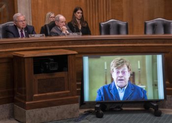 Elton John pide ante el Senado de EE.UU. «pisar el acelerador» frente al sida
