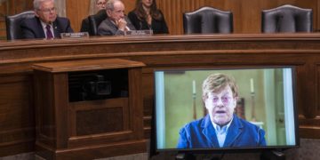 Elton John pide ante el Senado de EE.UU. «pisar el acelerador» frente al sida