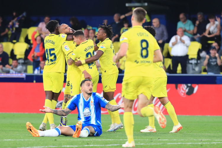 Los jugadores del Villarreal celebran su primer gol durante el encuentro de la jornada 31 de LaLiga entre el Villarreal CF y el RCD Espanyol, este jueves en el estadio de La Cerámica, en Vila-real. EFE/ Domenech Castelló