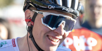 Pogacar sufre una caída y se traslada al hospital con daños en una muñeca