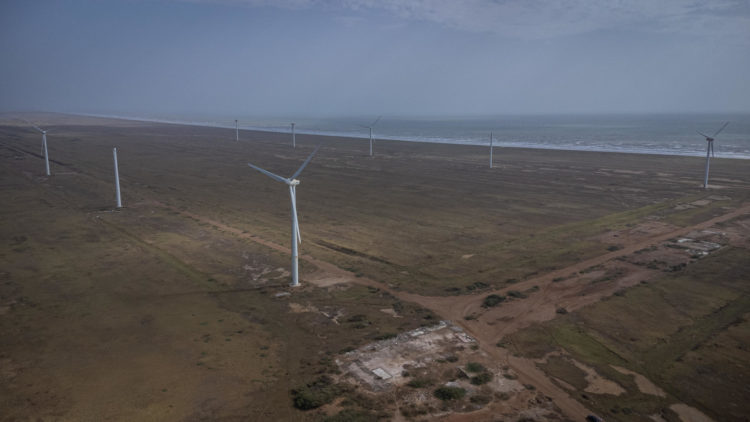 Fotografía los restos de un parque eólico en La Guajira (Venezuela). EFE/ Henry Chirinos