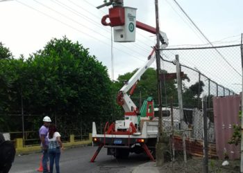 Instalan luminarias de tecnología LED en viaducto y avenida circunvalación de Bella Vista