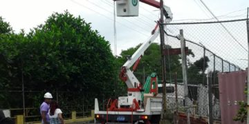 Instalan luminarias de tecnología LED en viaducto y avenida circunvalación de Bella Vista