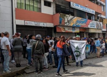 Maestros merideños exigen salario de 400 dólares mensuales